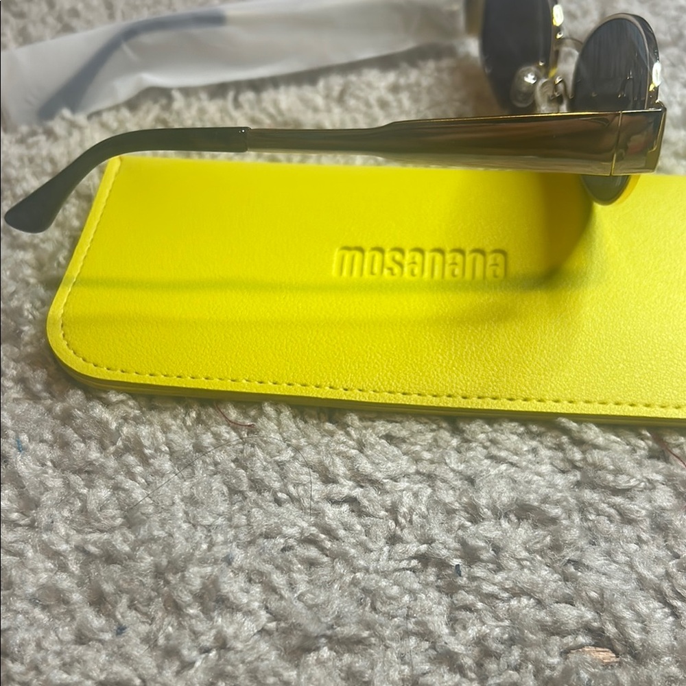 Oval Sunglasses with case and cleaning cloth - Picture 2 of 2